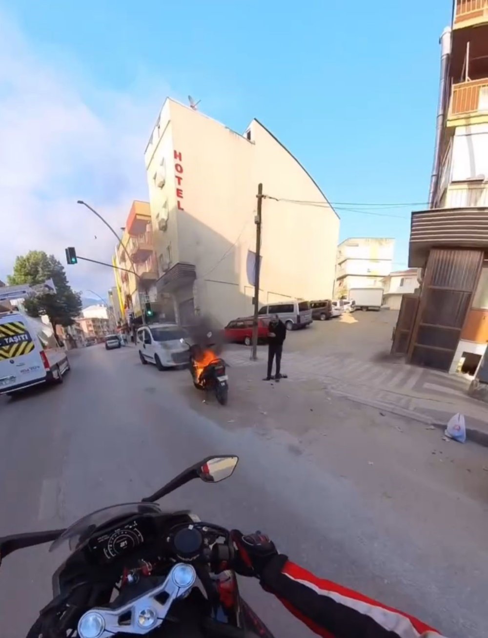 Motosiklet Alev Topuna Döndü, Vatandaş Vileda Kovasıyla Müdahale Etti