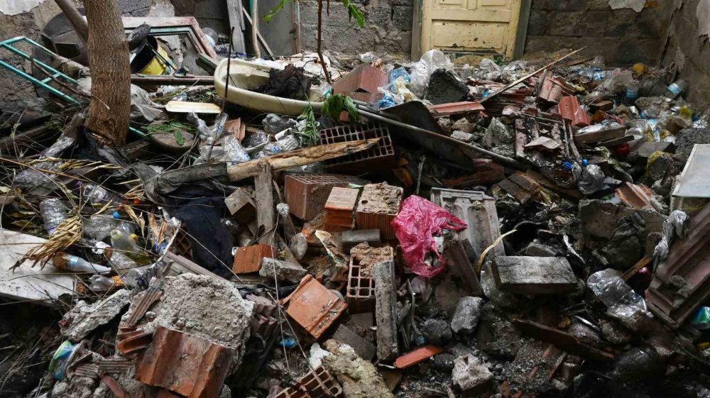 Anne Ve 2 Engelli Oğlu Bu Çöp Evde Yaşadı