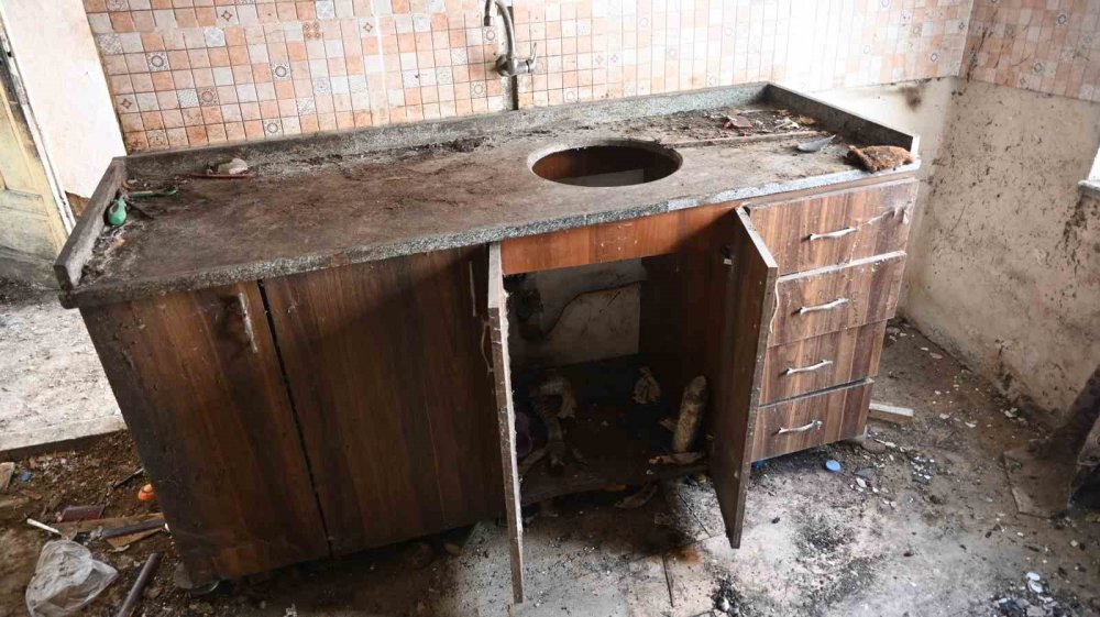 Anne Ve 2 Engelli Oğlu Bu Çöp Evde Yaşadı