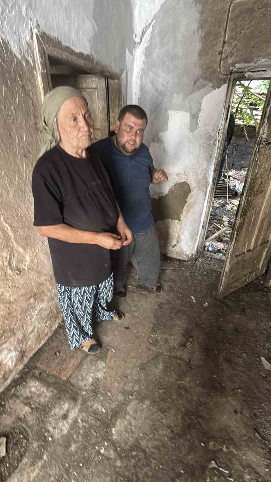 Anne Ve 2 Engelli Oğlu Bu Çöp Evde Yaşadı