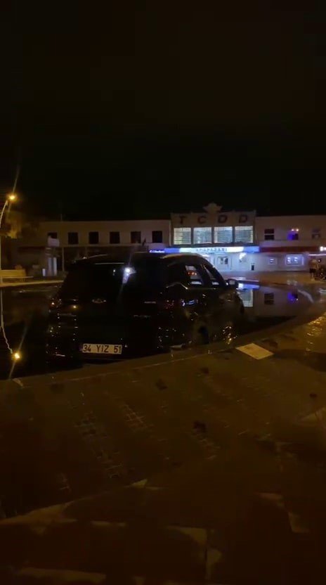 Aracıyla Süs Havuzuna Girdi