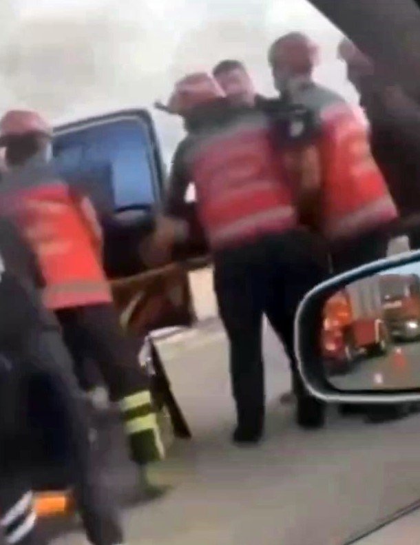 Kontrolden Çıkan Kamyonet Bariyerlere Çarptı: 2 Yaralı