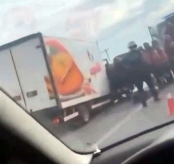 Kontrolden Çıkan Kamyonet Bariyerlere Çarptı: 2 Yaralı