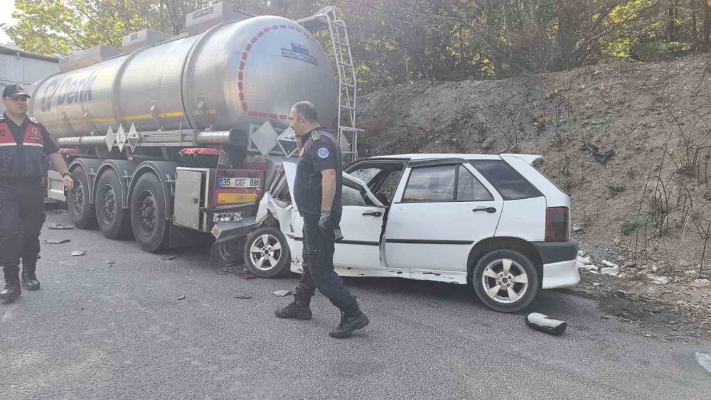 Kontrolden Çıkan Otomobil Asit Yüklü Tankere Çarptı