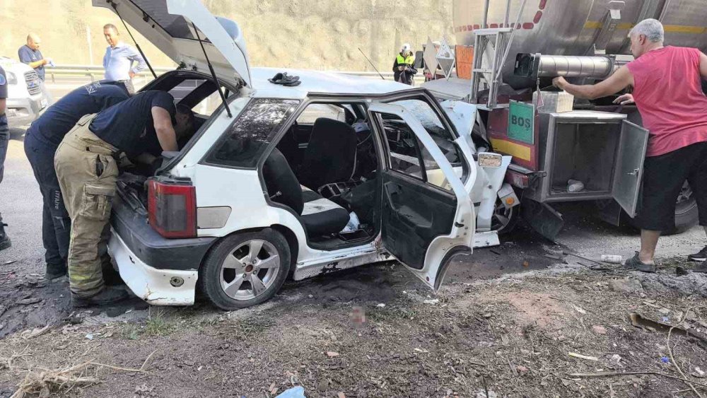 Kontrolden Çıkan Otomobil Asit Yüklü Tankere Çarptı
