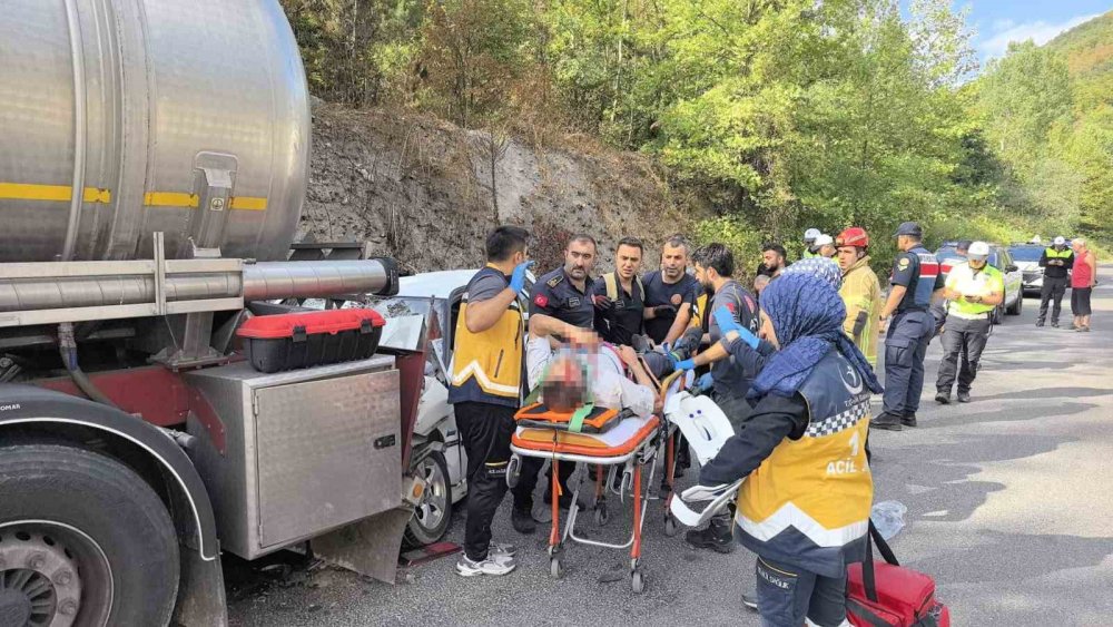Kontrolden Çıkan Otomobil Asit Yüklü Tankere Çarptı