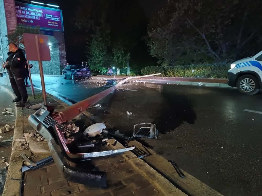 Alkollü Sürücü, Elektrik Direğine Çarpıp Olay Yerinden Kaçtı