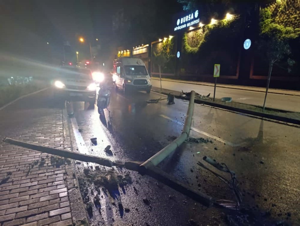 Alkollü Sürücü, Elektrik Direğine Çarpıp Olay Yerinden Kaçtı
