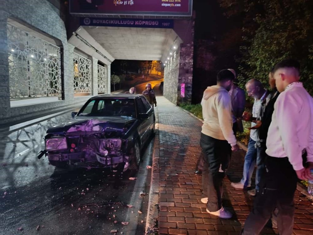 Alkollü Sürücü, Elektrik Direğine Çarpıp Olay Yerinden Kaçtı