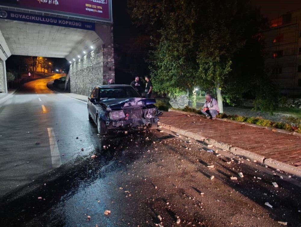 Alkollü Sürücü, Elektrik Direğine Çarpıp Olay Yerinden Kaçtı
