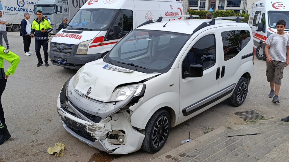 İki Otomobil Çarpıştı, 3 Kişi Yaralandı