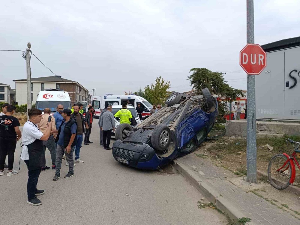 İki Otomobil Çarpıştı, 3 Kişi Yaralandı