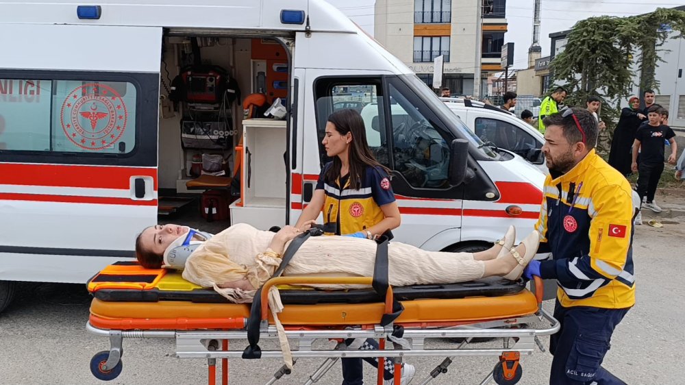 İki Otomobil Çarpıştı, 3 Kişi Yaralandı