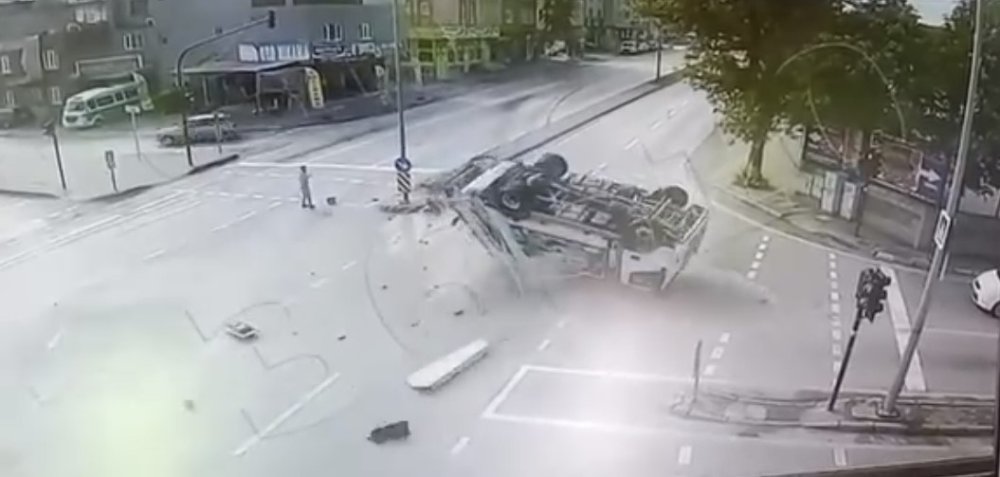 Çöp Kamyonu Refüje Girdikten Sonra Takla Attı: Kaza Anı Kamerada