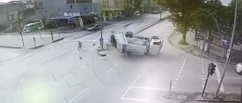 Çöp Kamyonu Refüje Girdikten Sonra Takla Attı: Kaza Anı Kamerada
