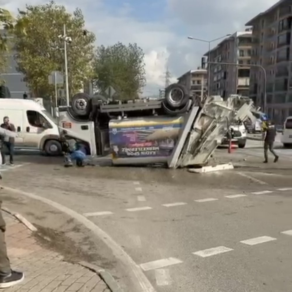 Çöp Kamyonu Refüje Girdikten Sonra Takla Attı: Kaza Anı Kamerada