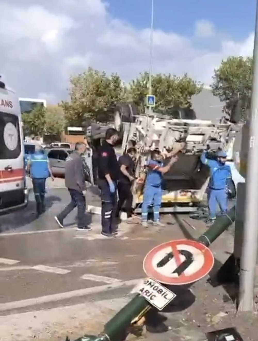 Çöp Kamyonu Refüje Girdikten Sonra Takla Attı: Kaza Anı Kamerada