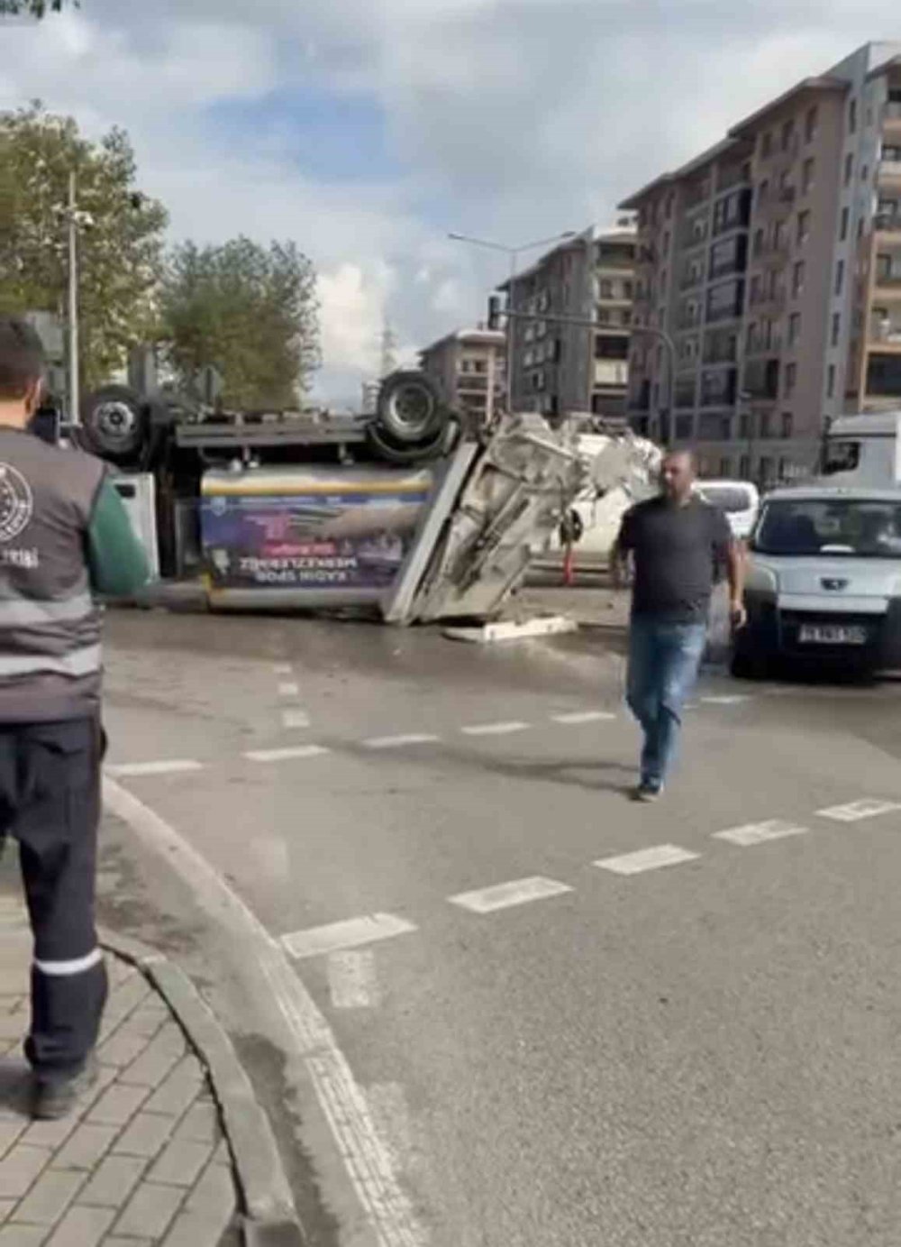 Çöp Kamyonu Refüje Girdikten Sonra Takla Attı: Kaza Anı Kamerada