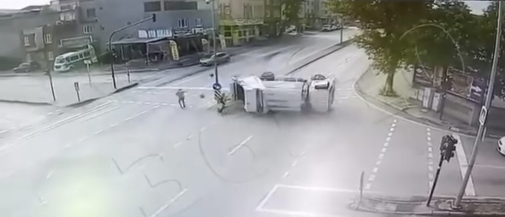 Çöp Kamyonu Refüje Girdikten Sonra Takla Attı: Kaza Anı Kamerada