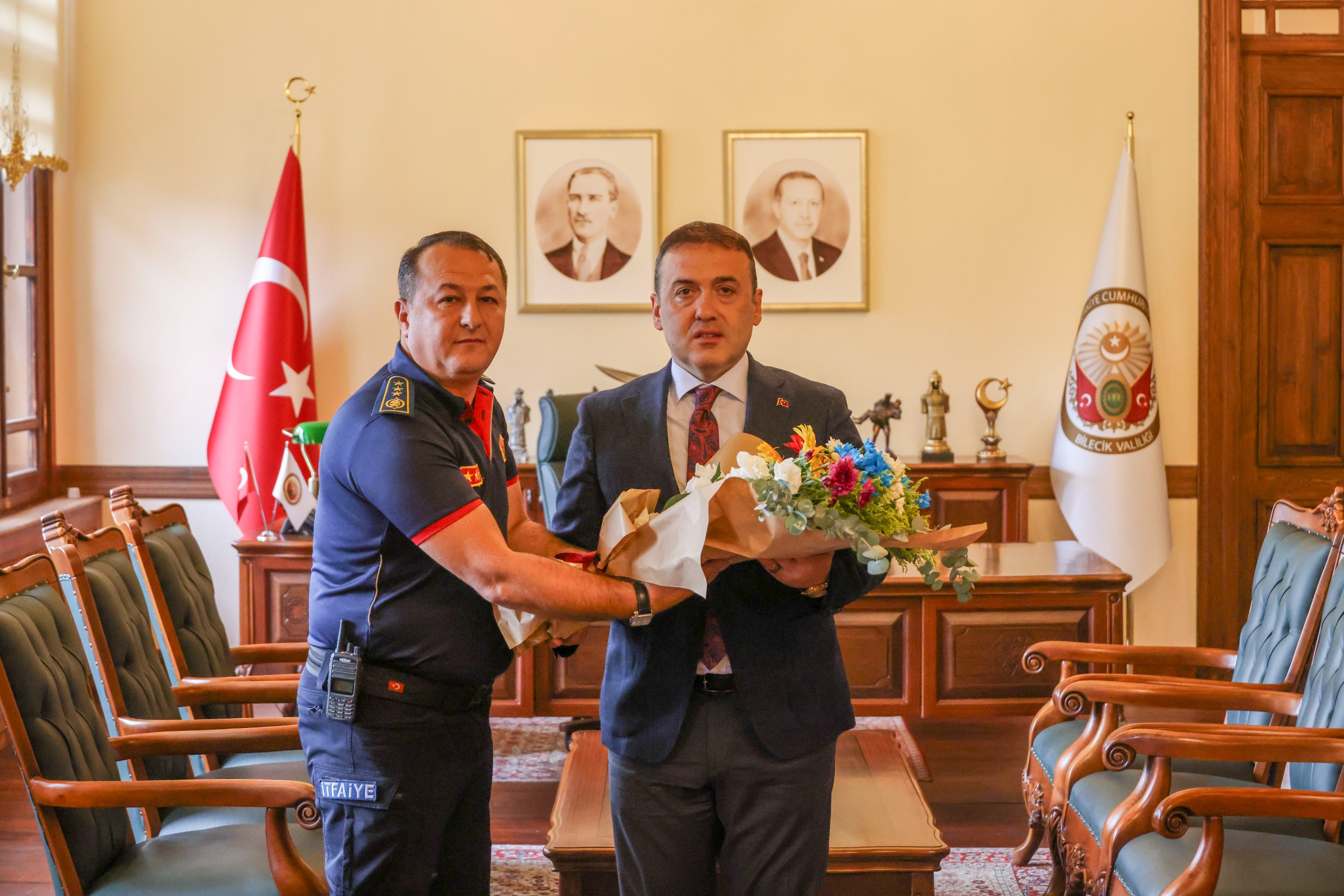 vali-sozer-itfaiyecileri-kabul-etti.jpg