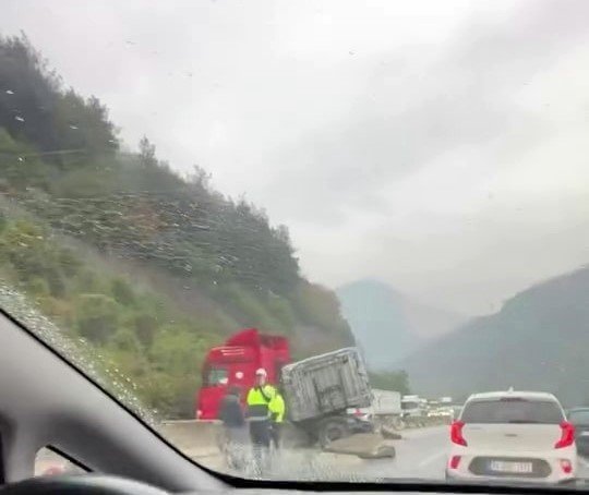 Yağışlı Hava Kazayı Beraberinde Getirdi!
