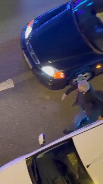Alkollü Sürücü Tek Şeritli Yolda Trafiği Kesti, Trafik Polisi Gibi Davranıp Devam Etti