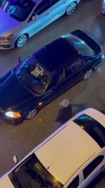 Alkollü Sürücü Tek Şeritli Yolda Trafiği Kesti, Trafik Polisi Gibi Davranıp Devam Etti