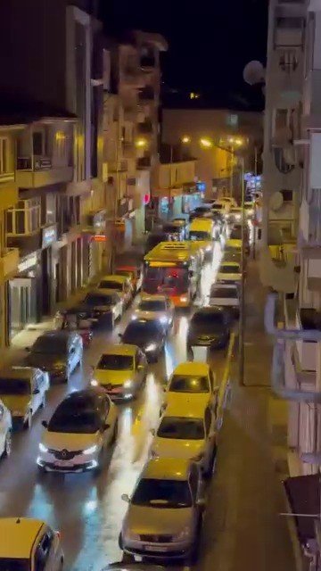 Alkollü Sürücü Tek Şeritli Yolda Trafiği Kesti, Trafik Polisi Gibi Davranıp Devam Etti