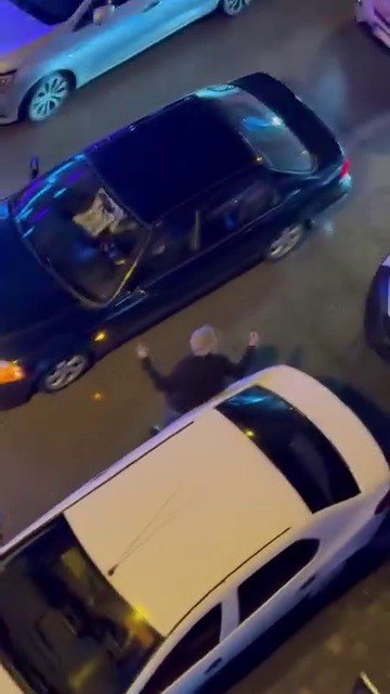 Alkollü Sürücü Tek Şeritli Yolda Trafiği Kesti, Trafik Polisi Gibi Davranıp Devam Etti