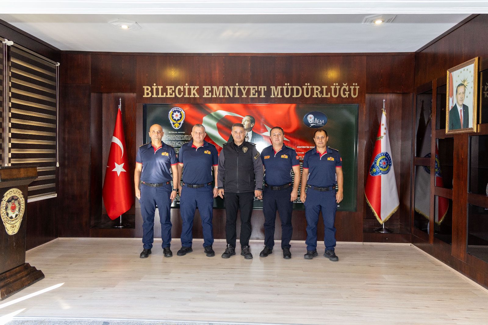 itfaiye-mudurlugu-calisanlarindan-vali-sozer-ve-emniyet-muduru-senere-ziyaret-2.jpg