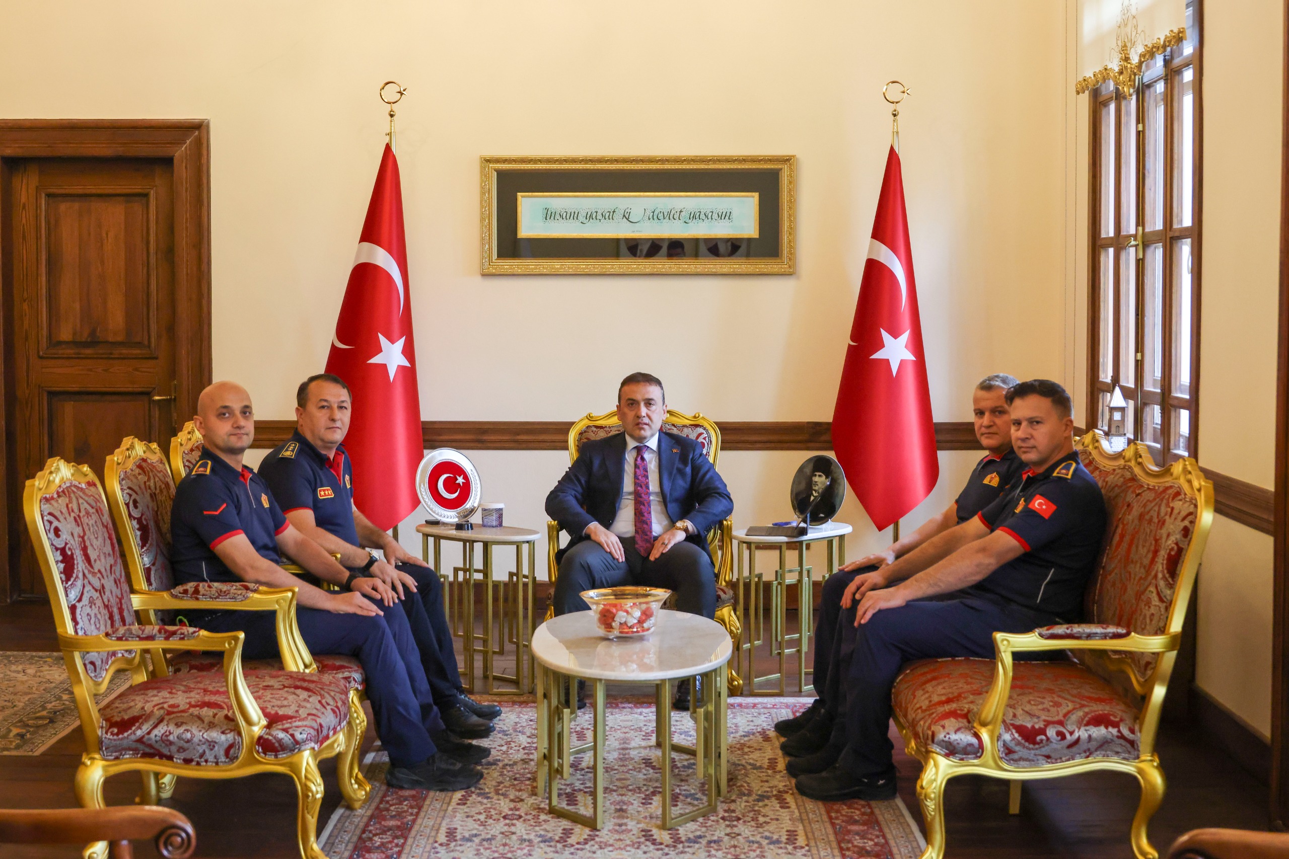 itfaiye-mudurlugu-calisanlarindan-vali-sozer-ve-emniyet-muduru-senere-ziyaret-3.jpg
