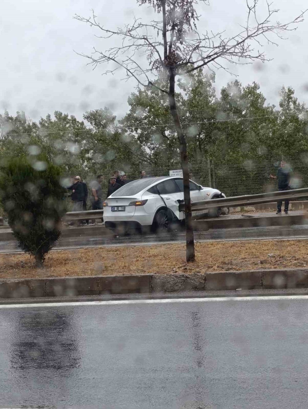 Kontrolden Çıkan Araç Bariyere Saplandı
