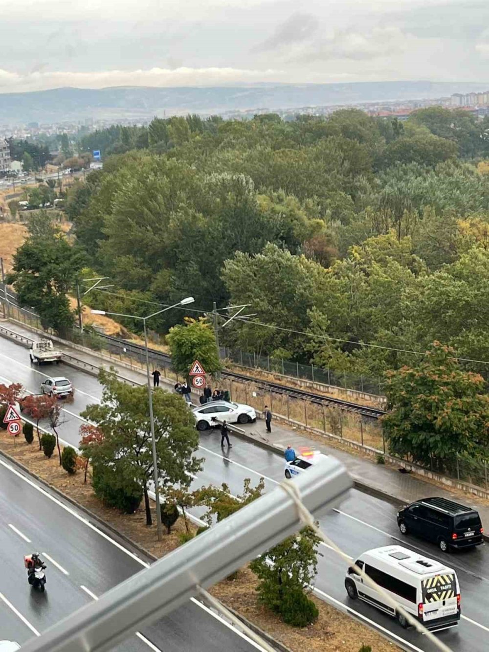 Kontrolden Çıkan Araç Bariyere Saplandı