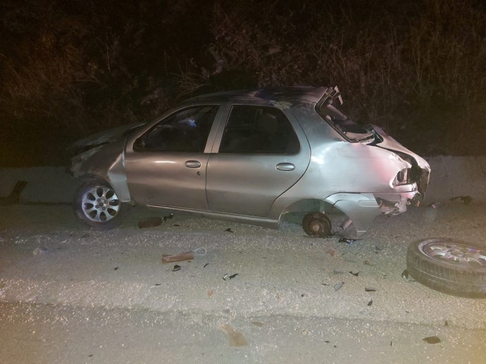 Kontrolden Çıkan Otomobil Beton Zemine Çarptı: 2 Kişi Yaralandı