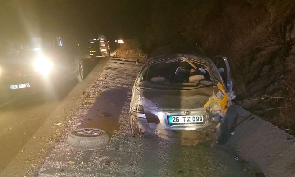 Kontrolden Çıkan Otomobil Beton Zemine Çarptı: 2 Kişi Yaralandı