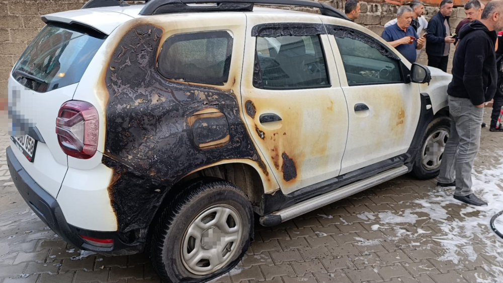 Park Halindeki Otomobil Alev Alev Yandı, Yangın İki Araca Sıçradı