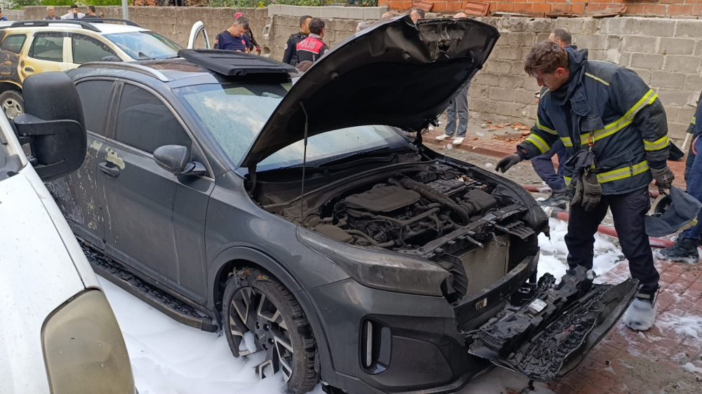 Park Halindeki Otomobil Alev Alev Yandı, Yangın İki Araca Sıçradı