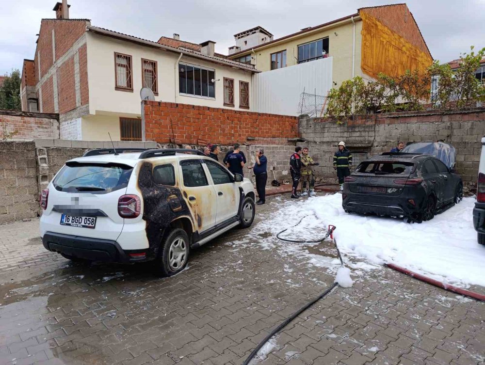Park Halindeki Otomobil Alev Alev Yandı, Yangın İki Araca Sıçradı
