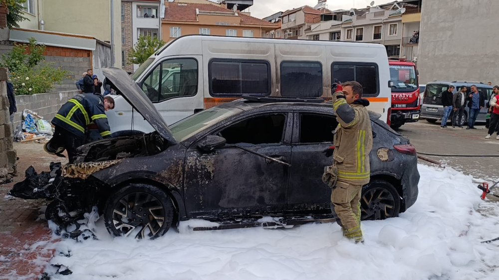 Park Halindeki Otomobil Alev Alev Yandı, Yangın İki Araca Sıçradı