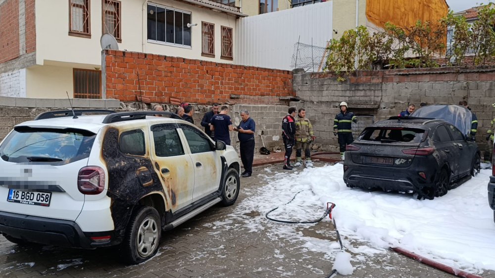 Park Halindeki Otomobil Alev Alev Yandı, Yangın İki Araca Sıçradı