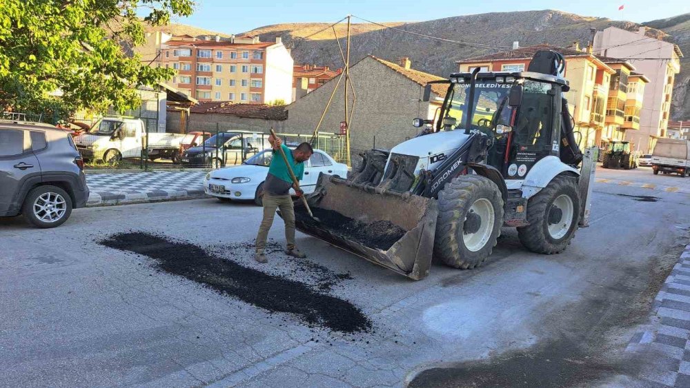 Asfalt Onarım Çalışmaları Devam Ediyor