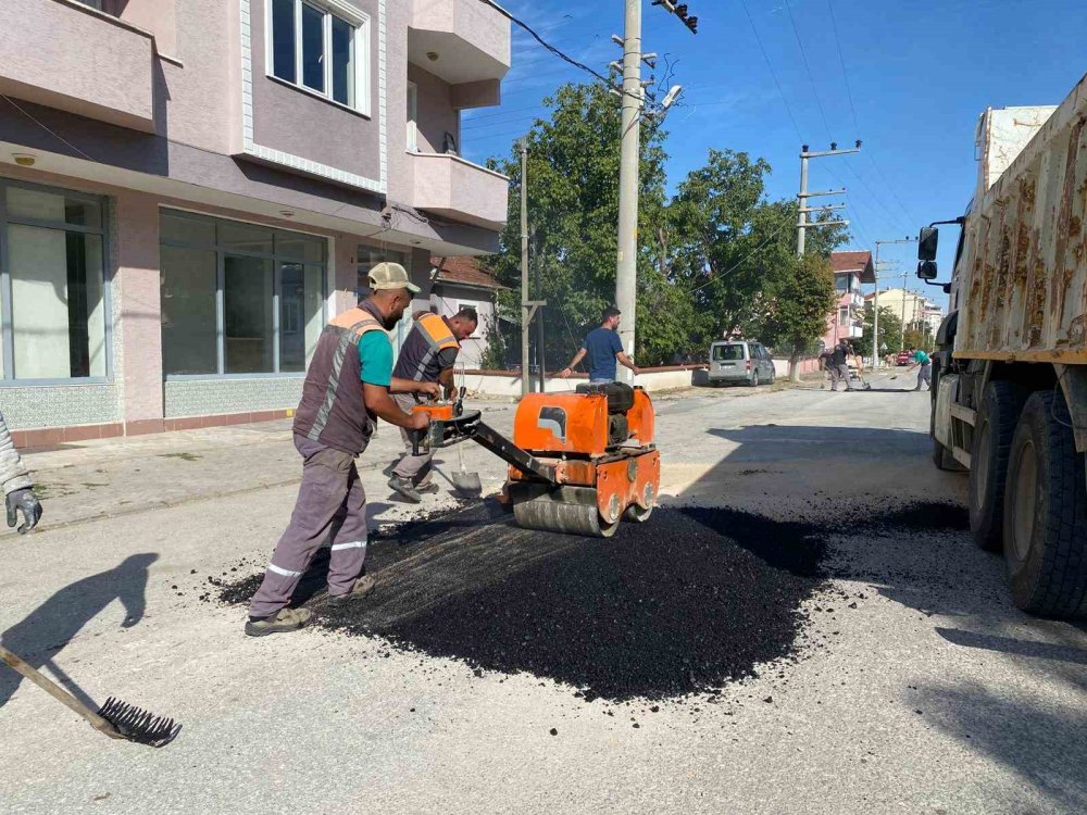 Asfalt Onarım Çalışmaları Devam Ediyor