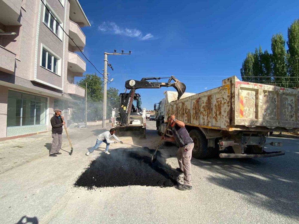 Asfalt Onarım Çalışmaları Devam Ediyor