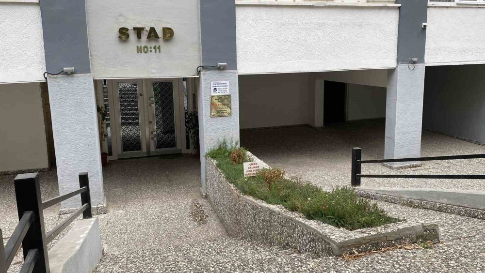 Bahçesinden Sürekli Çiçek Çalınan Apartmanın Yöneticisinden İlginç Uyarı