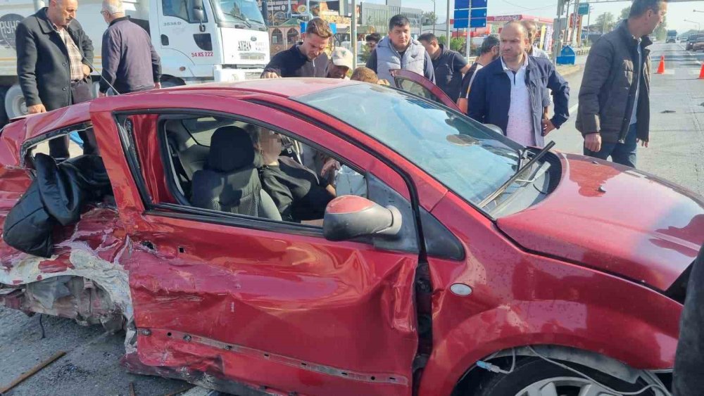 Cip İle Çarpışan Otomobilin Arka Tekerlekleri Yola Fırladı: 2 Yaralı