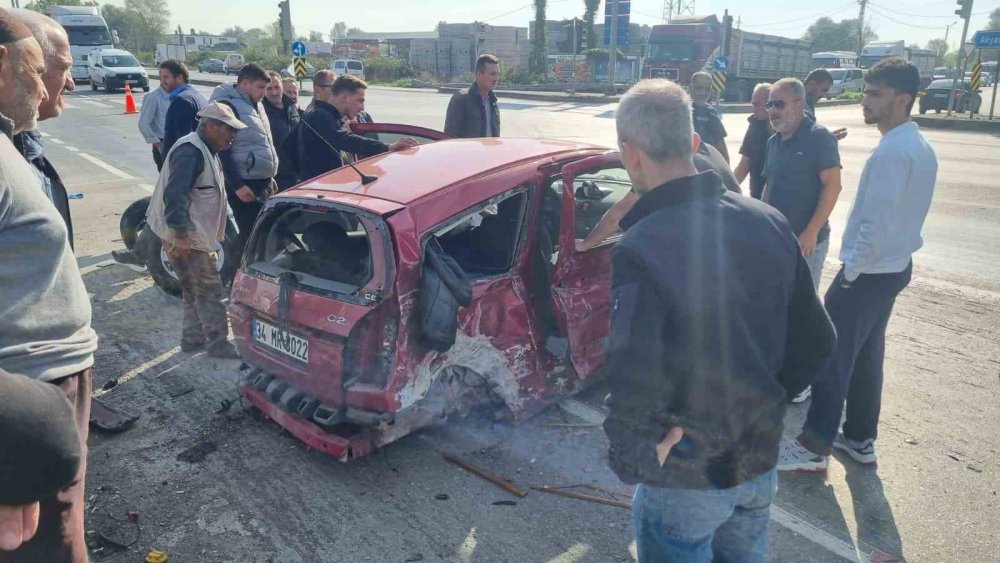 Cip İle Çarpışan Otomobilin Arka Tekerlekleri Yola Fırladı: 2 Yaralı