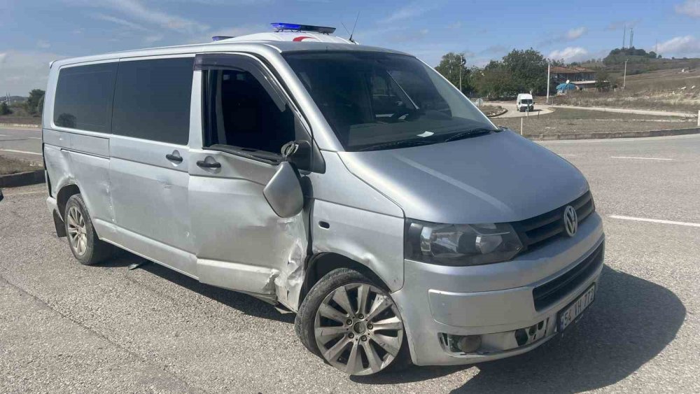 Hafif Ticari Araç İle Panelvan Çarpıştı: 1 Yaralı