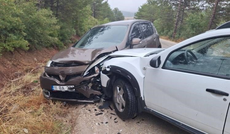 Kafa Kafaya Çarpıştılar! 3 Kişi Yaralandı