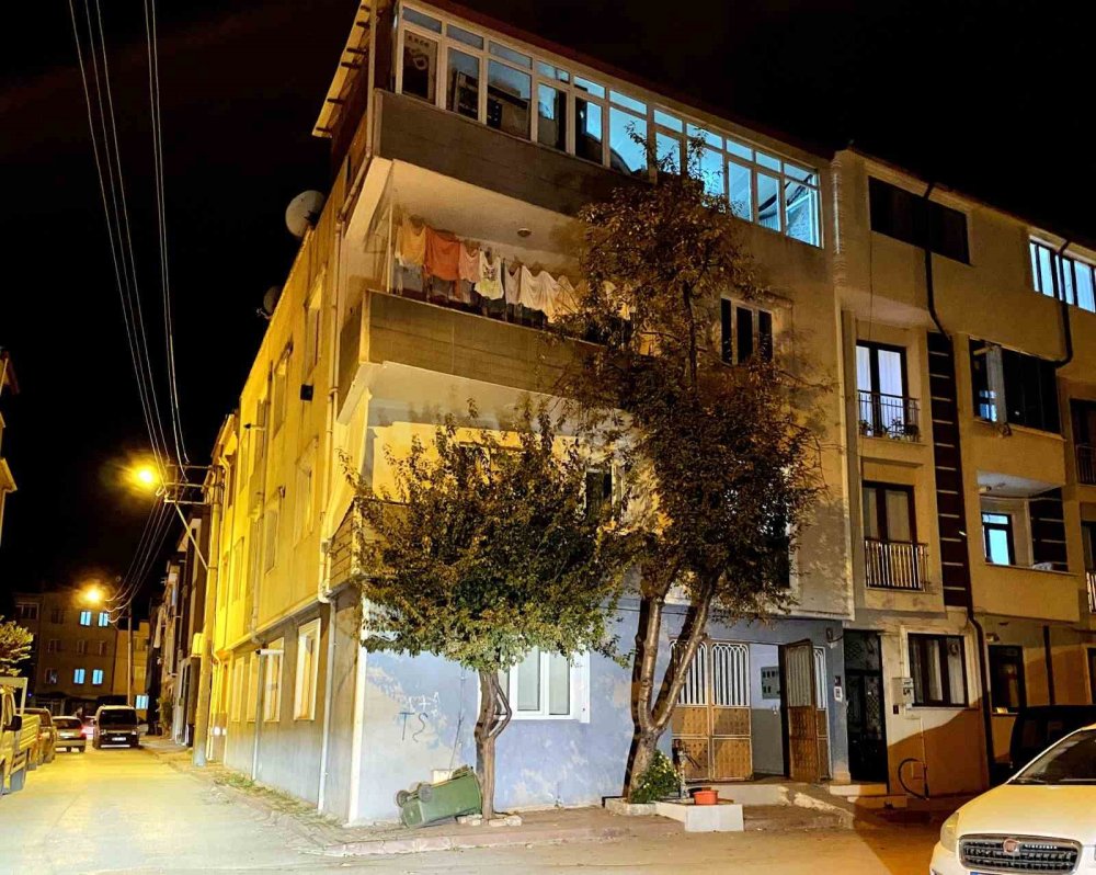 3’üncü Kattan Düşen Genç Yaralandı