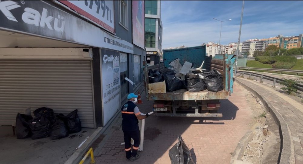 Çöp Eve Dönen Daireden 2 Kamyon Atık Çıktı